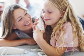 Eine Mutter und ihre Tochter telefonieren: Den besten Festnetzanschluss gibt es laut "connect" bei Unitymedia.