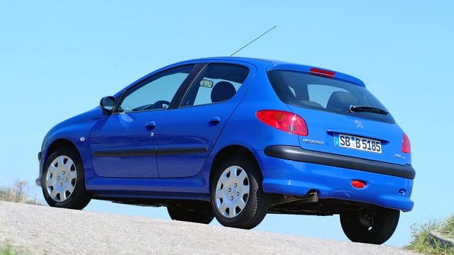 Kleiner erfolgreicher Franzose mit nicht ganz weißer Weste: Peugeot 206 als Fünftürer.