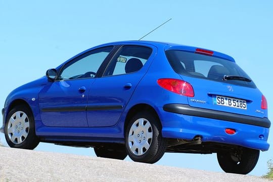 Kleiner erfolgreicher Franzose mit nicht ganz weißer Weste: Peugeot 206 als Fünftürer.