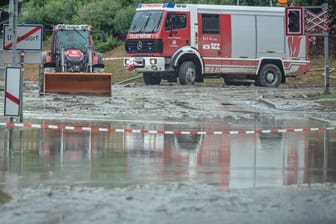 Ein Feuerwehrwagen in den schlammüberspülten Straßen von Uttendorf: Rund 60 bis 70 Häuser wurden beschädigt.