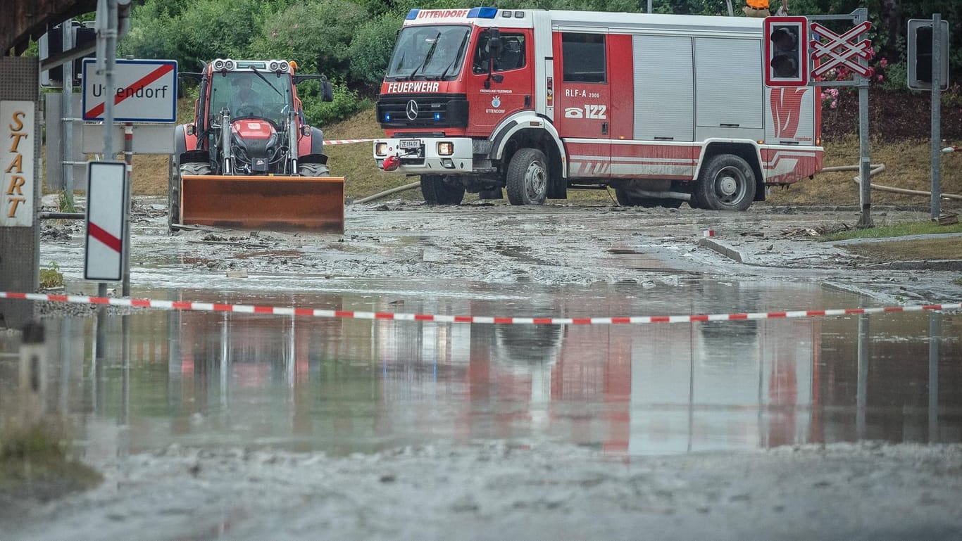 Ein Feuerwehrwagen in den schlammüberspülten Straßen von Uttendorf: Rund 60 bis 70 Häuser wurden beschädigt.