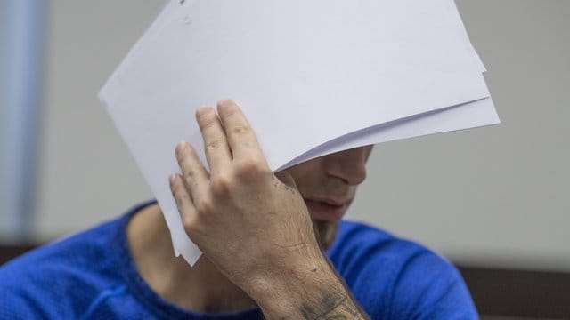 Der Angeklagte im "Mordfall Susanna": Ali B. verdeckt beim Betreten des Verhandlungssaals sein Gesicht vor den Kameras der Fotografen. Der Angeklagte im "Mordfall Susanna": Ali B. verdeckt beim Betreten des Verhandlungssaals sein Gesicht vor den Kameras der Fotografen.