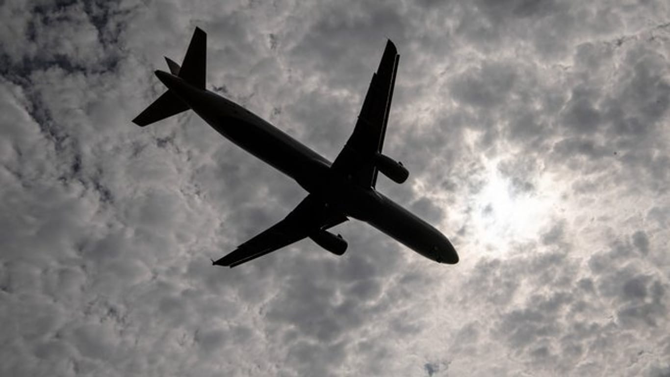 Ein Flugzeug befindet sich im Landeanflug auf einen Flughafen.