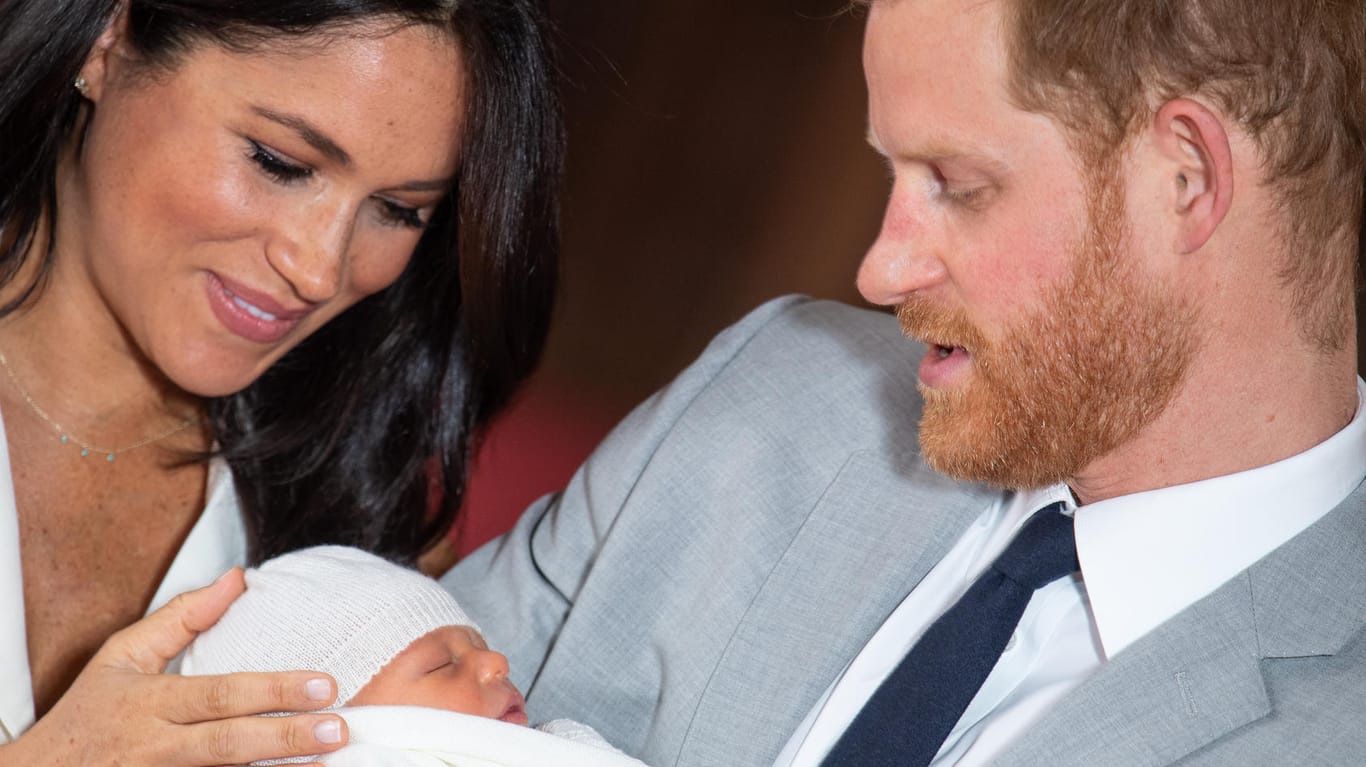 Herzogin Meghan und Prinz Harry mit Baby Archie: Am 6. Mai 2919 erblickte das erste Kind der Royals das Licht der Welt. In dieser Zeit soll sich bereits die dritte Nanny um den Jungen gekümmert haben.