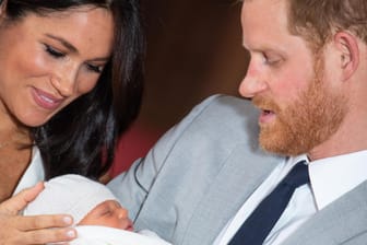 Herzogin Meghan und Prinz Harry mit Baby Archie: Am 6. Mai 2919 erblickte das erste Kind der Royals das Licht der Welt. In dieser Zeit soll sich bereits die dritte Nanny um den Jungen gekümmert haben.