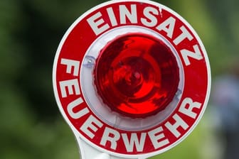 Eine Kelle mit der Aufschrift "Einsatz Feuerwehr": Die Feuerwehr befreite einen Mann unverletzt aus der Dachluke seines Lkw. (Symbolbild)