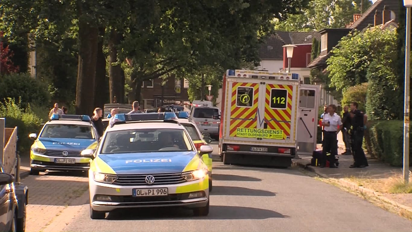 Oldenburg: Polizei- und Rettungskräfte stehen vor der Wohnung, in der eine 34-jährige Frau nach ersten Ermittlungen von ihrem Lebensgefährten getötet wurde.
