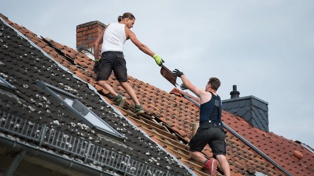 Das schriftliche Angebot des Handwerkers sollte eine exakte Beschreibung der Leistung und des dafür nötigen Materials sowie Terminangaben für Arbeitsbeginn und Fertigstellung enthalten.