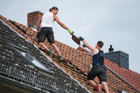 Das schriftliche Angebot des Handwerkers sollte eine exakte Beschreibung der Leistung und des dafür nötigen Materials sowie Terminangaben für Arbeitsbeginn und Fertigstellung enthalten.