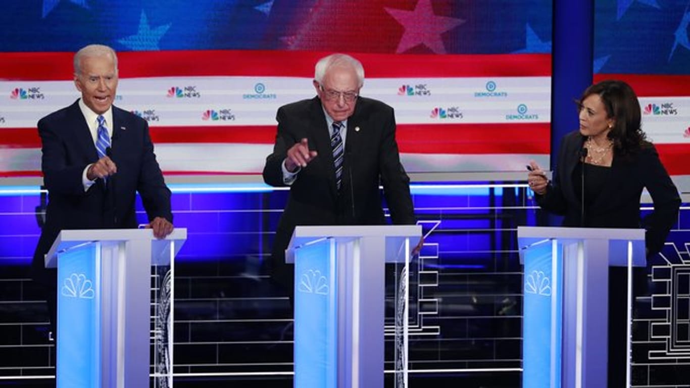 In der ersten TV-Debatte der demokratischen Präsidentschaftsbewerber für die US-Wahl 2020 stellten sich der ehemalige Vizepräsident Joe Biden (l-r), Senator Bernie Sanders und Senatorin Kamala Harris kritischen Fragen.