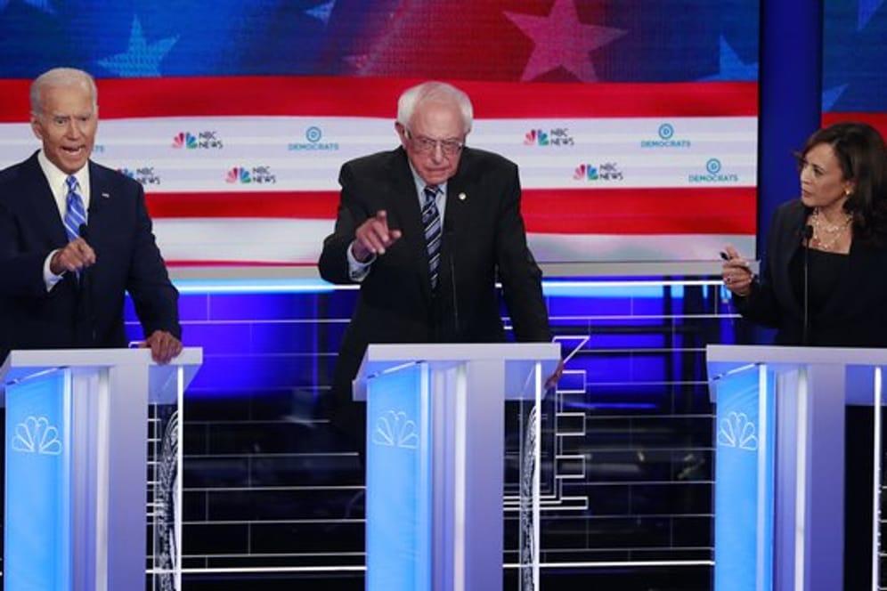 In der ersten TV-Debatte der demokratischen Präsidentschaftsbewerber für die US-Wahl 2020 stellten sich der ehemalige Vizepräsident Joe Biden (l-r), Senator Bernie Sanders und Senatorin Kamala Harris kritischen Fragen.