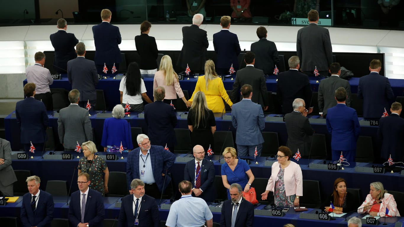 Britische Brexit-Abgeordnete protestieren im EU-Parlament: Die Europaabgeordneten um Partei-Chef Nigel Farage kehrten dem Plenum während der Europahymne den Rücken zu.