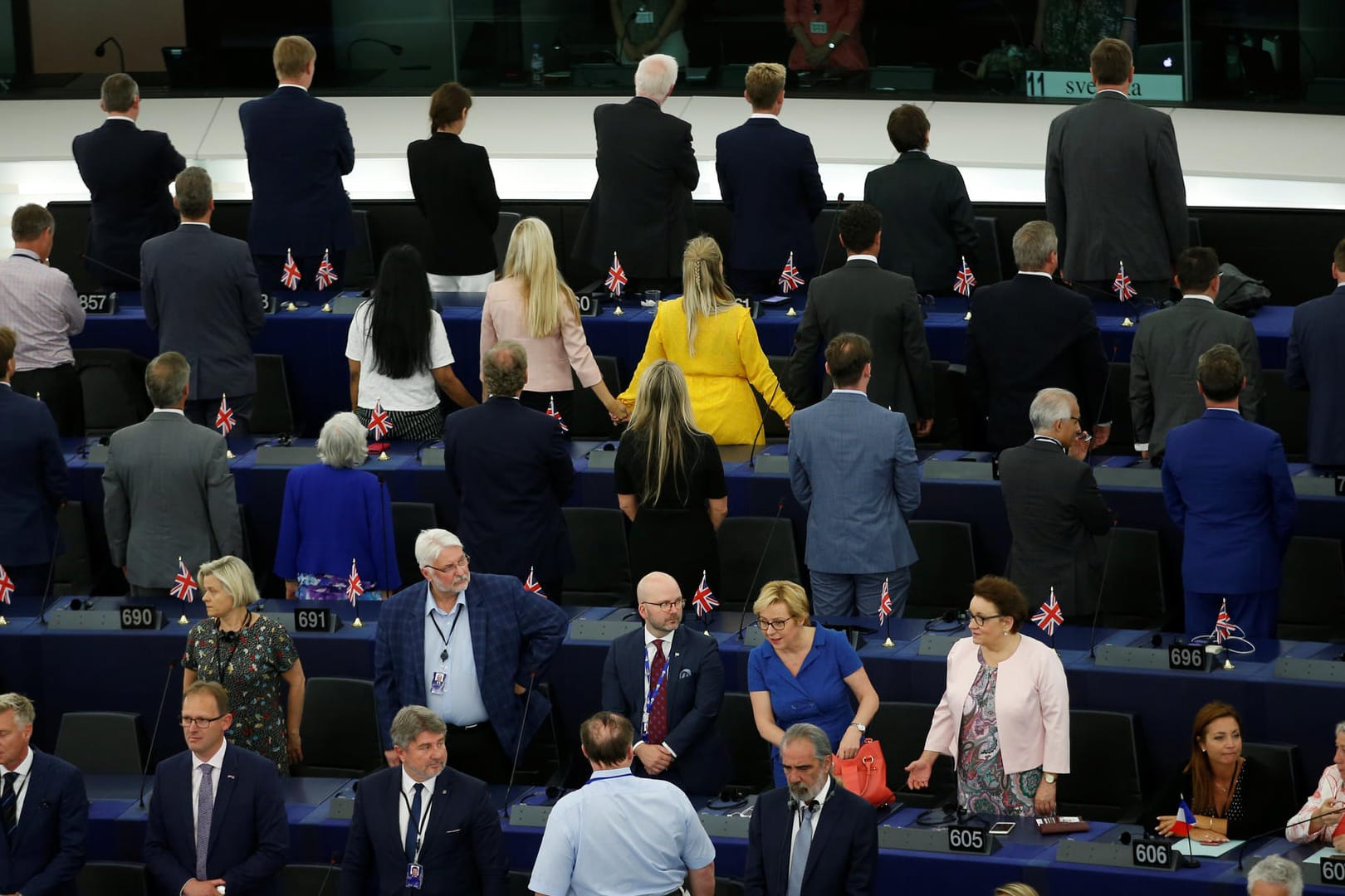 Britische Brexit-Abgeordnete protestieren im EU-Parlament: Die Europaabgeordneten um Partei-Chef Nigel Farage kehrten dem Plenum während der Europahymne den Rücken zu.