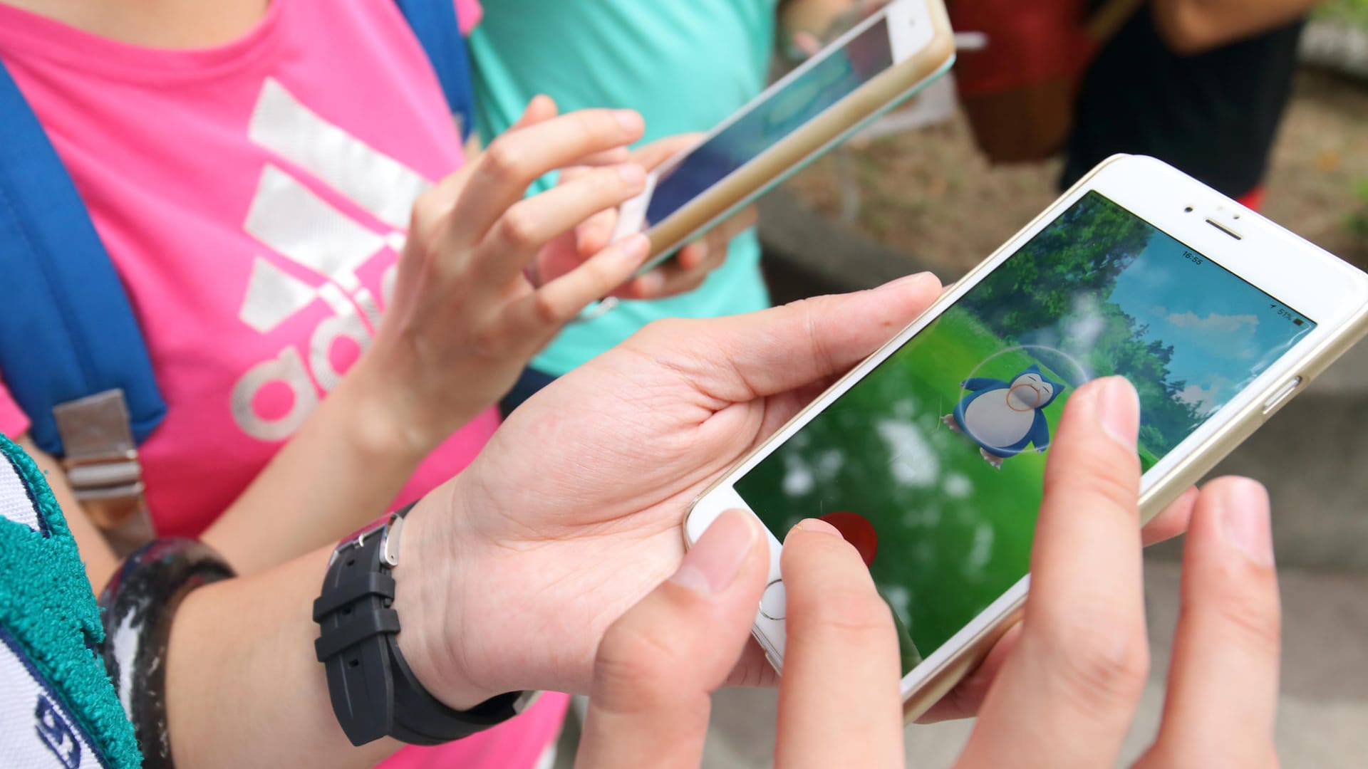Nutzer spielen "Pokémon Go": Das Smartphone-Spiel kam vor drei Jahren auf den Markt. Nutzer spielen "Pokémon Go": Das Smartphone-Spiel kam vor drei Jahren auf den Markt.