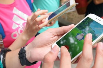 Nutzer spielen "Pokémon Go": Das Smartphone-Spiel kam vor drei Jahren auf den Markt.