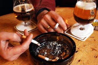 Kneipenbesucher trinken Bier und rauchen Zigaretten: Im europaweiten Vergleich rauchen in Österreich besonders viele Frauen und Jugendliche.