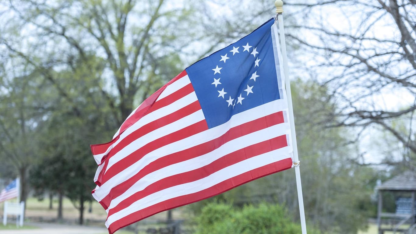 Die Betsy Ross Flag: Auf dem zurückgezogenen Schuhmodell war eine alte Version der US-Flagge zu sehen – die heute vor allem von Rassistengruppen genutzt wird.