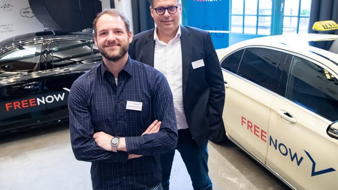 Thomas Zimmermann (l) und Alexander Mönche von der Geschäftsleitung des Fahrdienstleisters "Free Now".