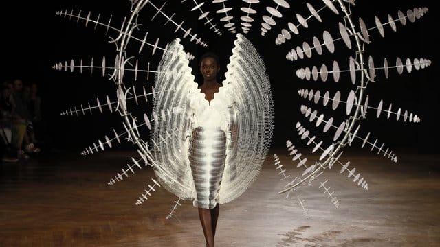 Das ist Extravaganz: Kreation von Iris van Herpen auf der Pariser Fashion Week. Das ist Extravaganz: Kreation von Iris van Herpen auf der Pariser Fashion Week.