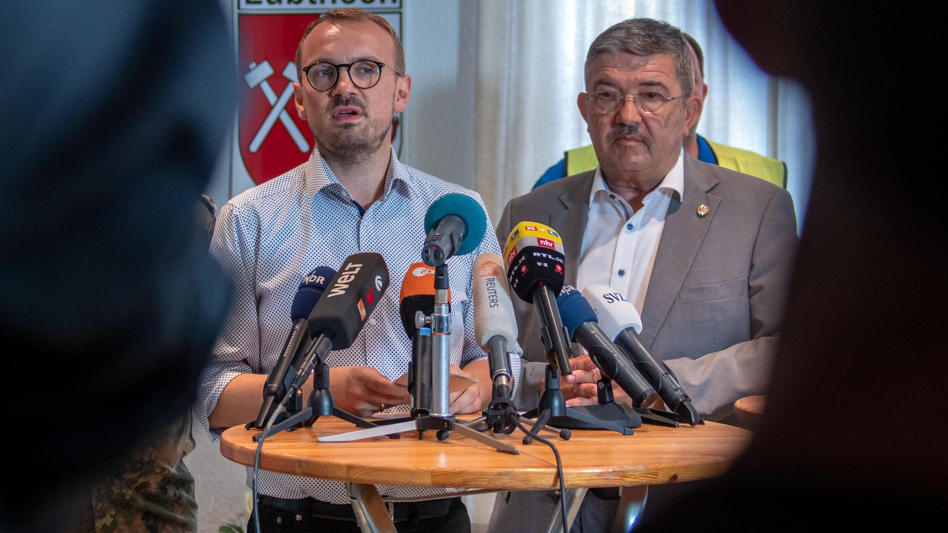 Landrat Stefan Sternberg (SPD, l.) mit Innenminister Lorenz Caffier (CDU).