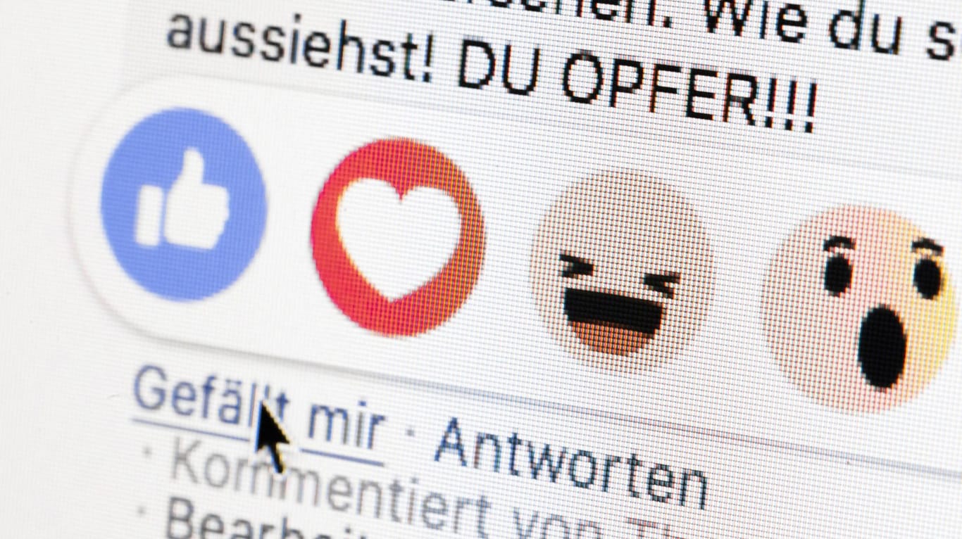 Hasskommentar bei Facebook: Das soziale Netzwerk muss wegen seines Umgangs mit Hasspostings eine Strafe zahlen.