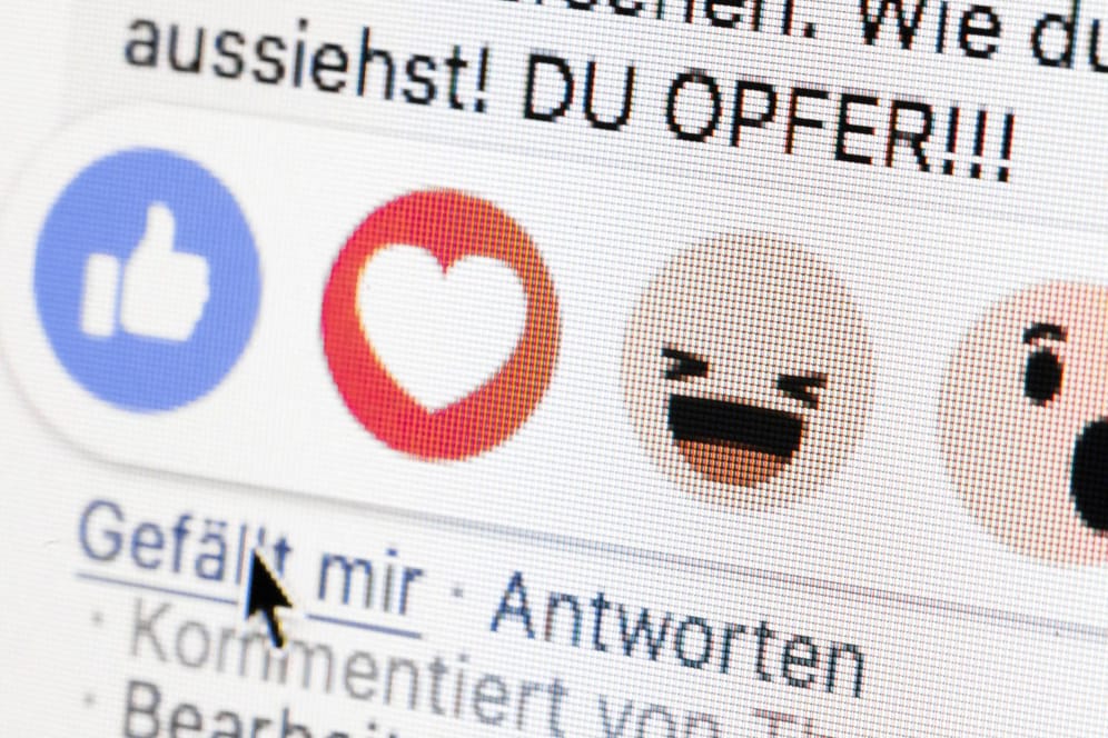 Hasskommentar bei Facebook: Das soziale Netzwerk muss wegen seines Umgangs mit Hasspostings eine Strafe zahlen.