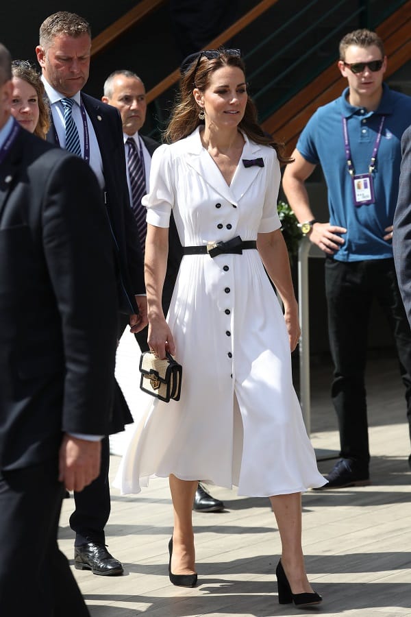 Herzogin Kate: Für ihren Ausflug am Dienstag wählte sie ein weißes maßgeschneidertes Kleid mit schwarzen Details von der Boutique Suzannah. Dazu einen Taillengürtel von Alexander McQueen.