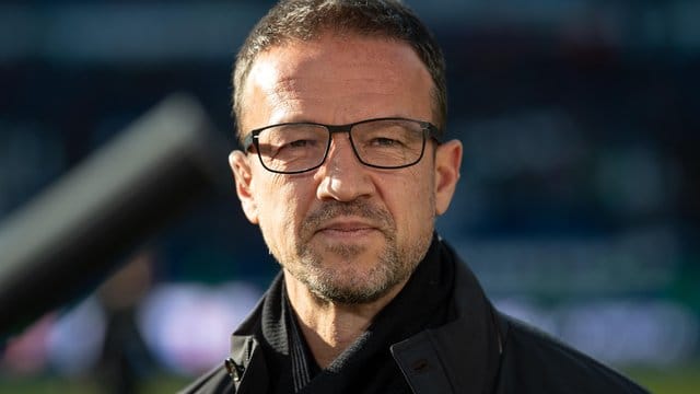 Fredi Bobic begrüßte in Frankfurt einen weiteren Neuzugang.