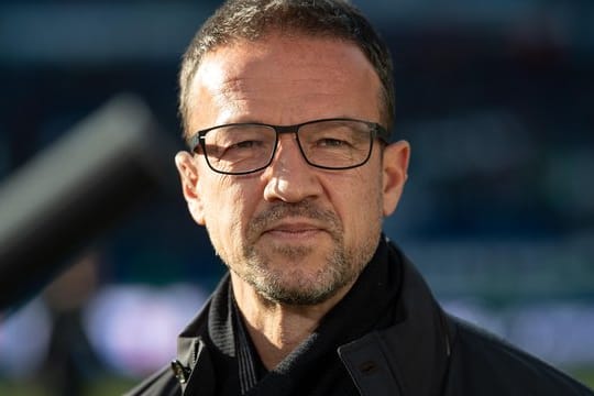 Fredi Bobic begrüßte in Frankfurt einen weiteren Neuzugang.