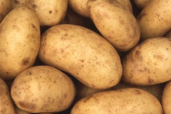 Kartoffeln: Kartoffeln, auch als Erdäpfel bekannt, enthalten viele Kohlenhydrate, Ballaststoffe, pflanzliches Eiweiß und Aminosäuren, aber so gut wie kein Fett.