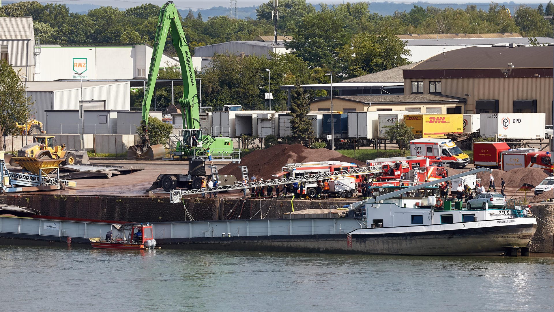 Hafen in Andernach: Ein Rheinkutter ist beim Beladen in der Mitte durchgeknickt.