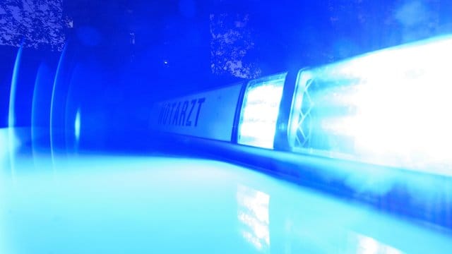 Blaulicht an einem Notarzteinsatzfahrzeug: In Bayern sind ein Mann und ein Kleinkind bei einem tragischen Unfall gestorben. Blaulicht an einem Notarzteinsatzfahrzeug: In Bayern sind ein Mann und ein Kleinkind bei einem tragischen Unfall gestorben.