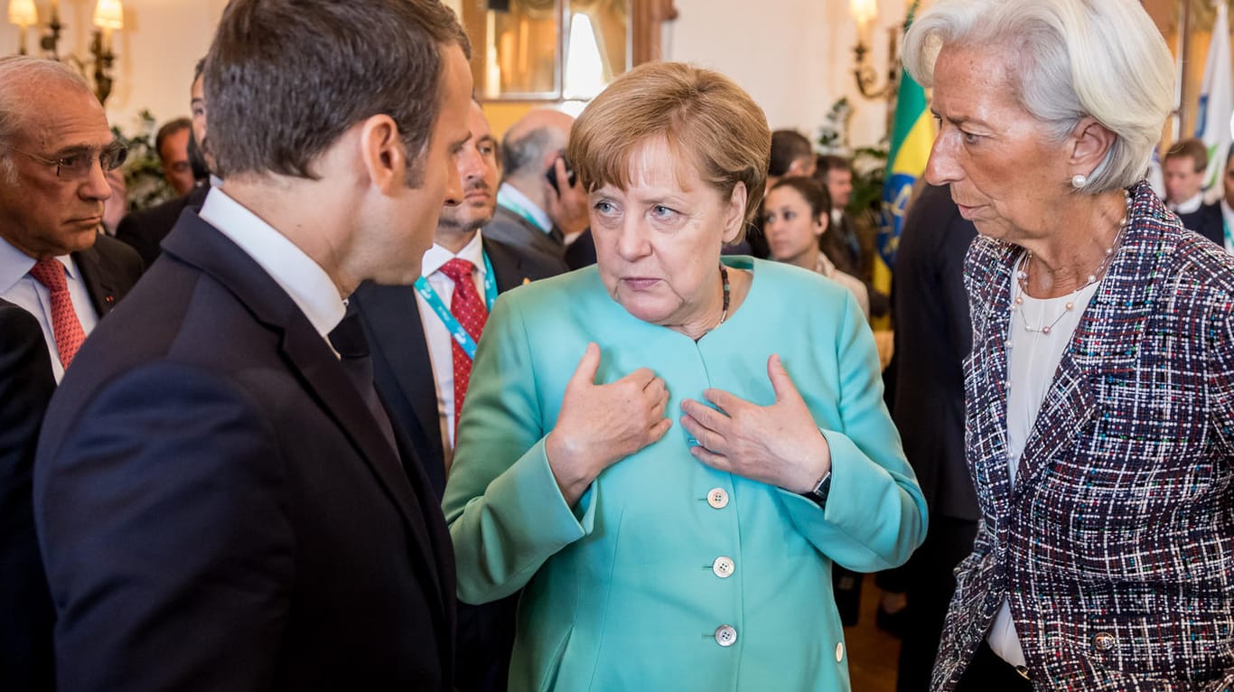 Frankreichs Präsident Emmanuel Macron (l.), Kanzlerin Angela Merkel und die womöglich neue Chefin der Europäischen Zentralbank, Christine Lagarde: Merkel musste sich bei der Abstimmung über die EU-Spitze enthalten.