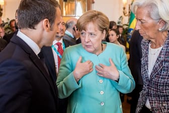Frankreichs Präsident Emmanuel Macron (l.), Kanzlerin Angela Merkel und die womöglich neue Chefin der Europäischen Zentralbank, Christine Lagarde: Merkel musste sich bei der Abstimmung über die EU-Spitze enthalten.