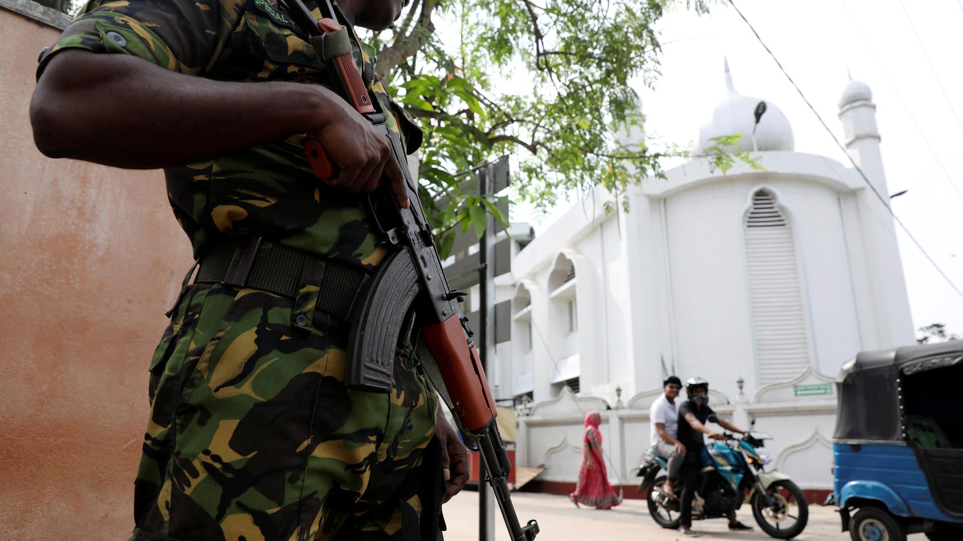 Soldat bewacht eine Moschee in Negombo nach den Anschlägen vom Ostersonntag (Archivbild): Generalstaatsanwalt De Livera hat neun weitere ranghohe Polizeibeamte im Visier.