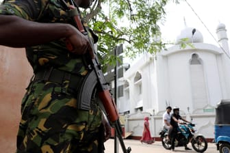 Soldat bewacht eine Moschee in Negombo nach den Anschlägen vom Ostersonntag (Archivbild): Generalstaatsanwalt De Livera hat neun weitere ranghohe Polizeibeamte im Visier.