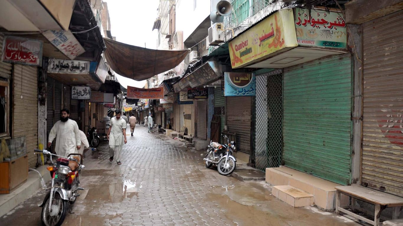 Eine Geschäftsstraße in Multan, Pakistan: Pakistanische Behörden haben auch den Vater des Täters festgenommen und fahnden derzeit nach seinem Bruder.