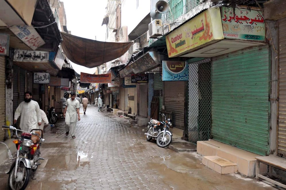 Eine Geschäftsstraße in Multan, Pakistan: Pakistanische Behörden haben auch den Vater des Täters festgenommen und fahnden derzeit nach seinem Bruder.