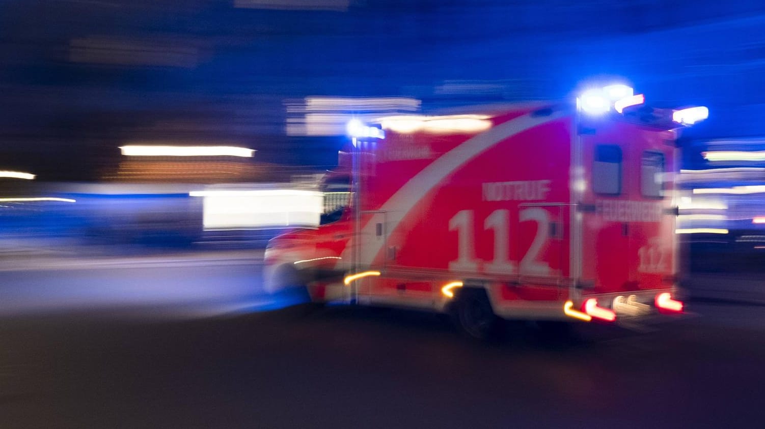 Rettungswagen im Einsatz (Symbolbild): Durch den Aufprall wurde der Wagen wieder zurück auf die Fahrbahn geschleudert.