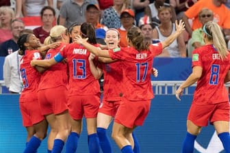 Die USA-Spielerinnen feiern den Einzugs ins WM-Finale.