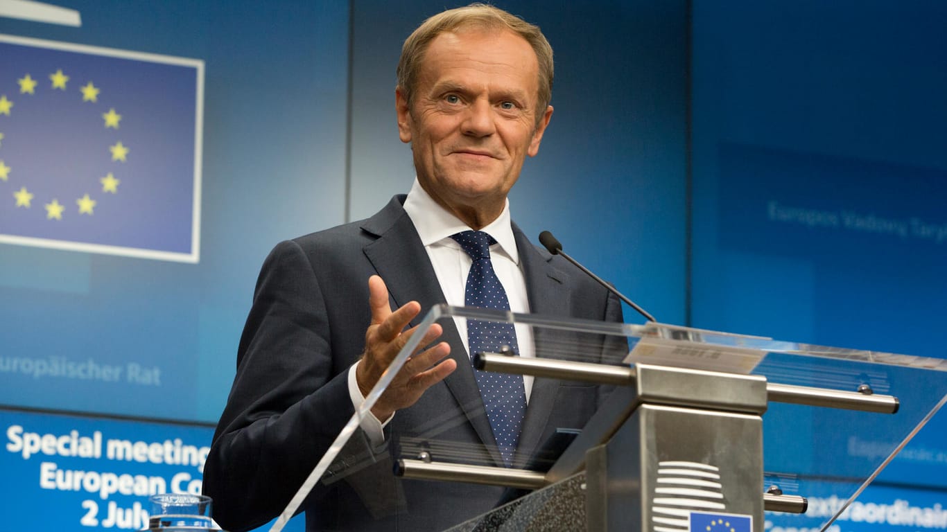 EU-Ratspräsident Donald Tusk verkündet die Einigung der Staats- und Regierungschefs.