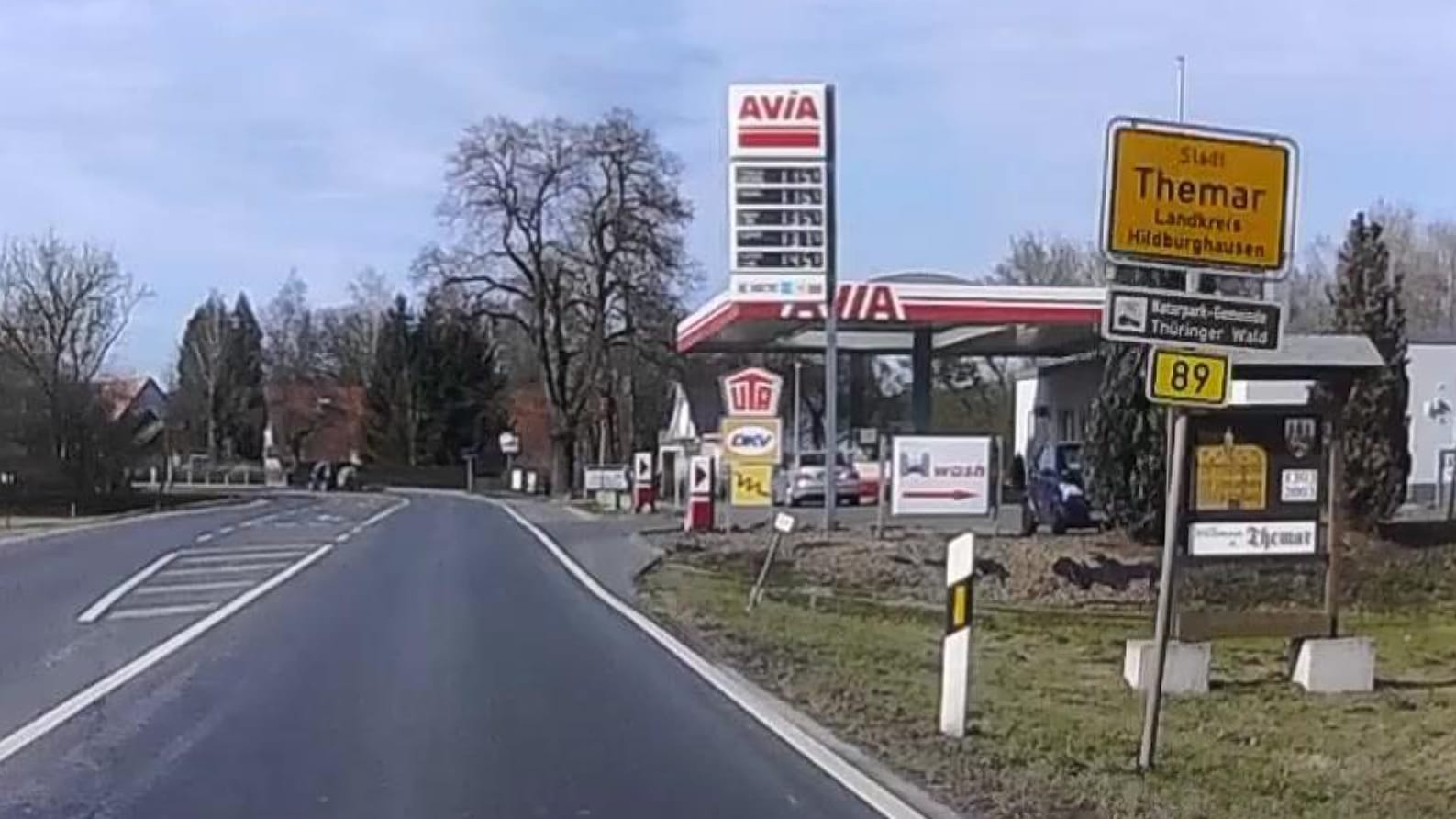 Eine Tankstelle in Themar: Die Polizei schlägt hier während eines Rechtsrock-Festivals ihr Lager auf.