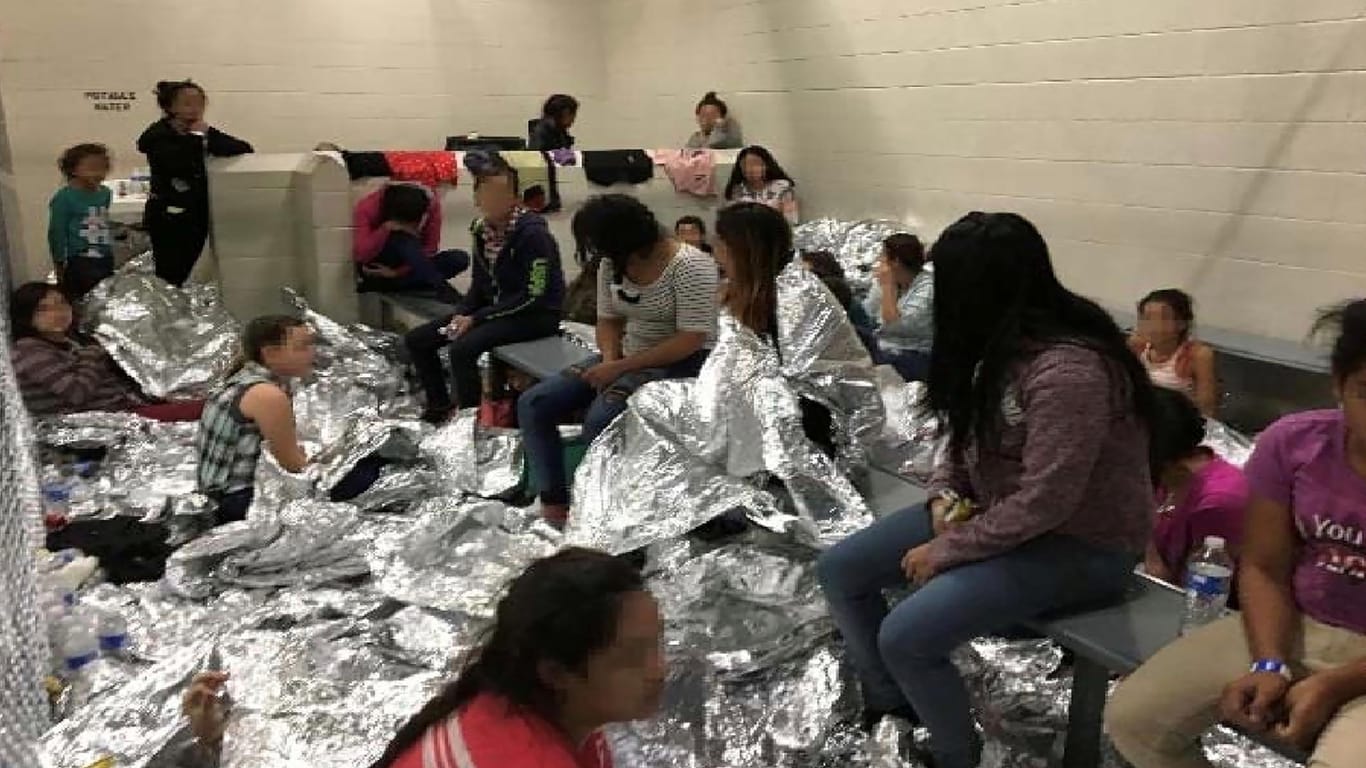 Diese Aufnahme zeigt laut Report eine überfüllte Sammelstelle für Familien in McAllen.