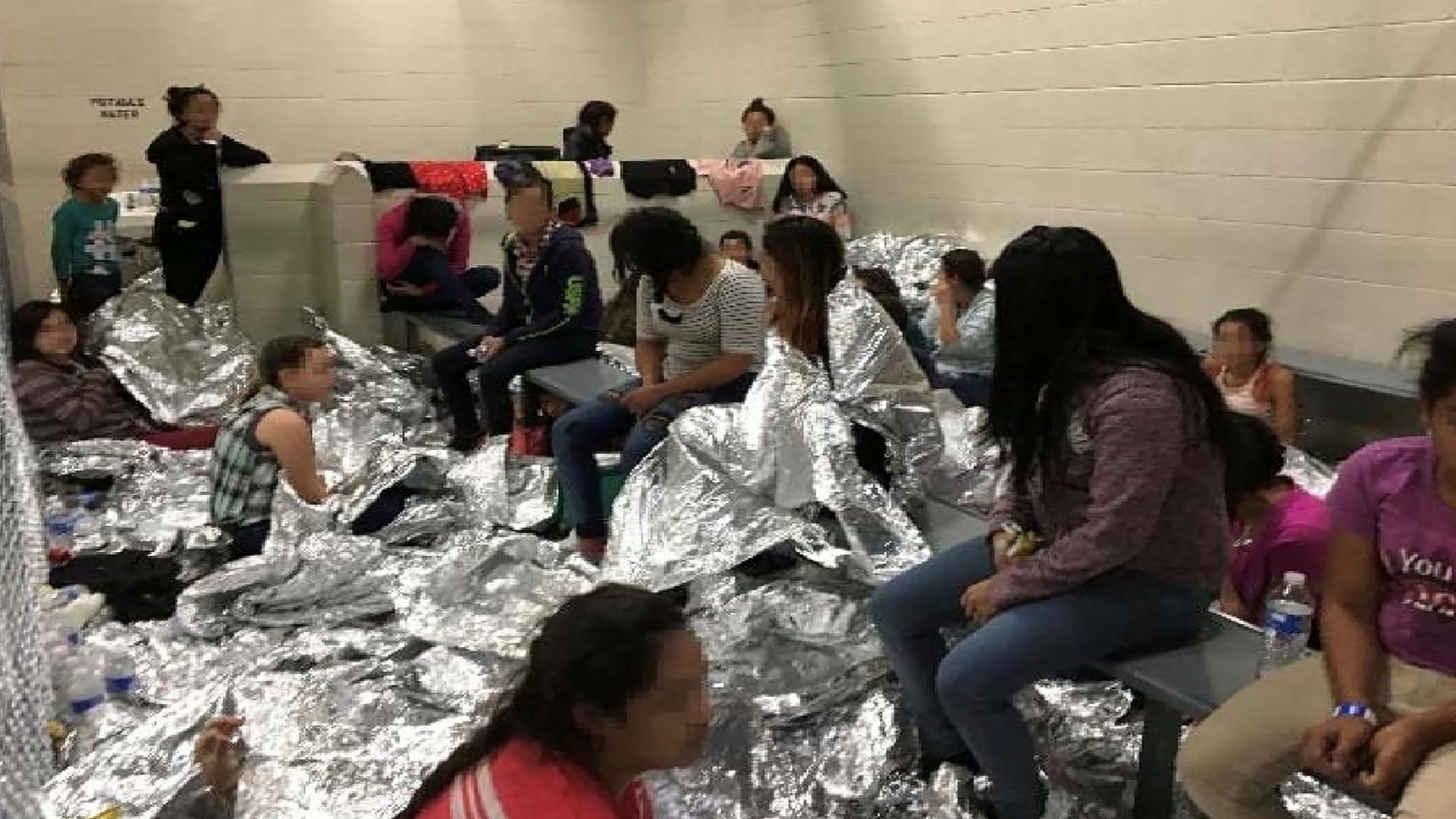 Diese Aufnahme zeigt laut Report eine überfüllte Sammelstelle für Familien in McAllen.