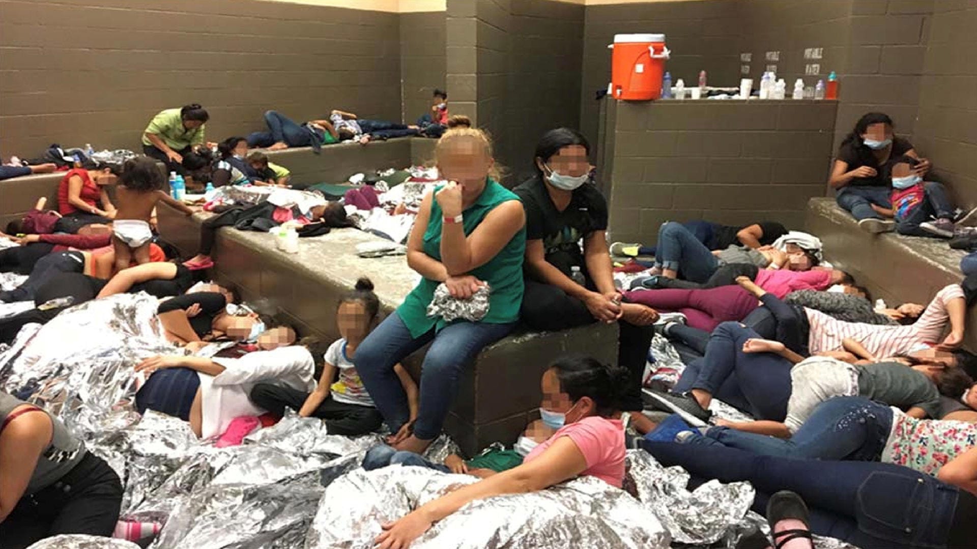 Das Bild laut OIG-Bericht eine überfüllte Sammelstelle für Familien in einem Lager in Weslaco.