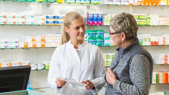 Die Alternative zum Lesen: Wer Fragen zu Arzneimitteln hat, fragt am besten beim Arzt oder in der Apotheke nach. Die Alternative zum Lesen: Wer Fragen zu Arzneimitteln hat, fragt am besten beim Arzt oder in der Apotheke nach.