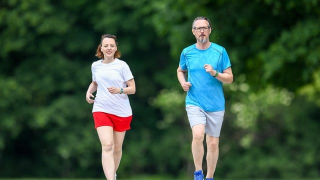 Gemeinsam sind wir fit: Den Partner begleiten zu wollen, kann für den Start Motivation genug sein. Gemeinsam sind wir fit: Den Partner begleiten zu wollen, kann für den Start Motivation genug sein.