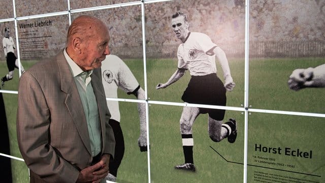 Weltmeister 1954: Horst Eckel betrachtet die Sonderausstellung "Post vom Chef - Herbergers Briefe an die Weltmeister". Weltmeister 1954: Horst Eckel betrachtet die Sonderausstellung "Post vom Chef - Herbergers Briefe an die Weltmeister".