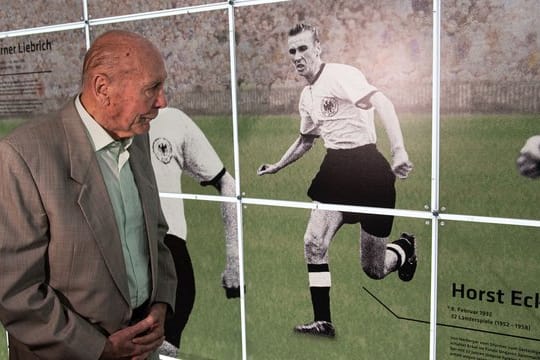 Weltmeister 1954: Horst Eckel betrachtet die Sonderausstellung "Post vom Chef - Herbergers Briefe an die Weltmeister".
