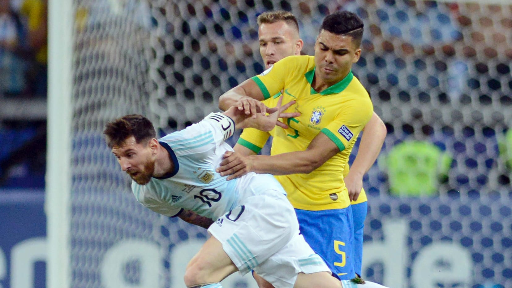 Brasiliens Casemiro (r) gegen Argentiniens Lionel Messi: Brasilien zieht ins Finale des Copa América ein.